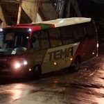 Micro-ônibus colide com muro após derrapar em ladeira na zona leste de Manaus