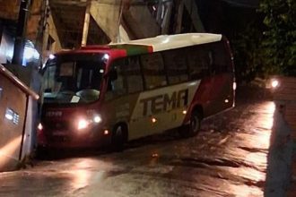 Micro-ônibus colide com muro após derrapar em ladeira na zona leste de Manaus