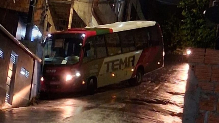 Micro-ônibus colide com muro após derrapar em ladeira na zona leste de Manaus