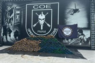 Forças de segurança interceptam balsa com grande quantidade de drogas no Rio Solimões