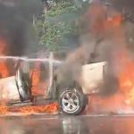 Veículo é destruído por incêndio na avenida do Turismo em Manaus