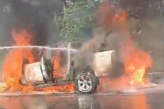 Veículo é destruído por incêndio na avenida do Turismo em Manaus