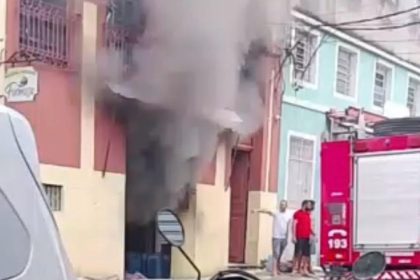 Incêndio atinge ponto comercial na região central de Manaus