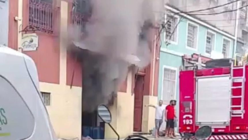 Incêndio atinge ponto comercial na região central de Manaus