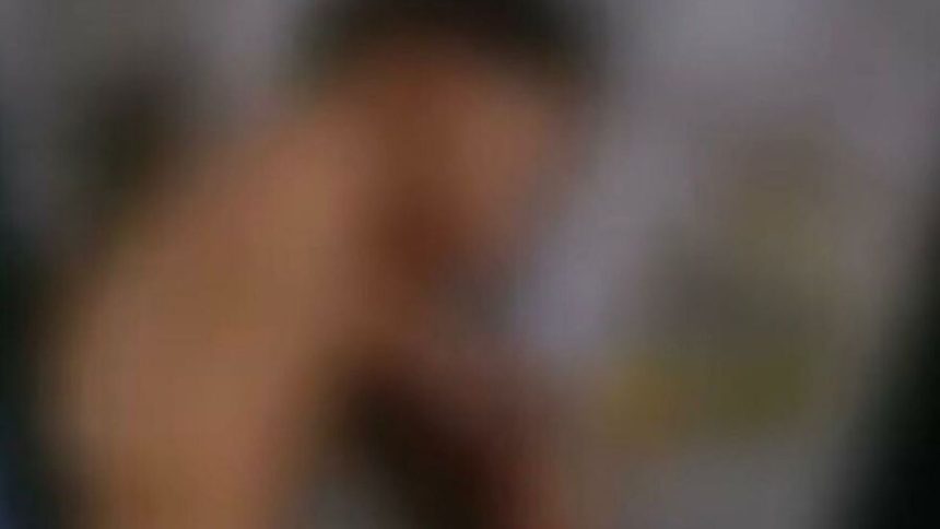 Bebê de 1 ano é encontrado sozinho sujo de fezes e urina em casa no Amazonas