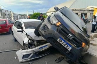 Vídeo mostra carro sobre outro veículo após acidente na zona norte de Manaus