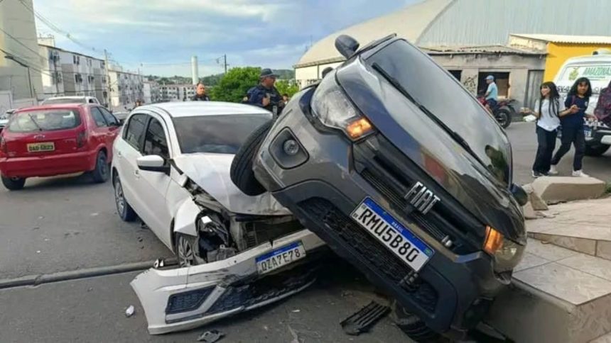 Vídeo mostra carro sobre outro veículo após acidente na zona norte de Manaus