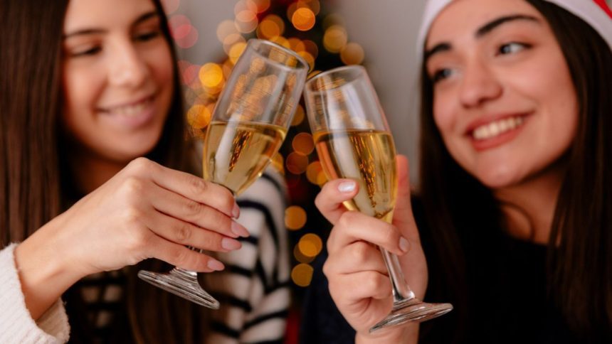 Especialistas explicam efeitos do álcool no fígado durante as festas de fim de ano