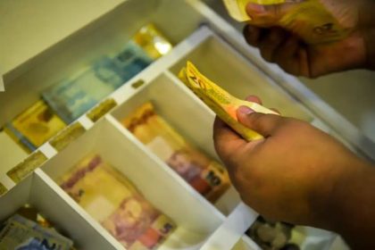Caixa libera valores do FGTS retidos para trabalhadores do saque-aniversário