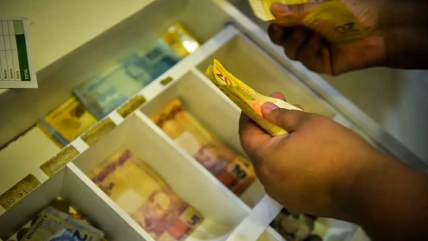 Caixa libera valores do FGTS retidos para trabalhadores do saque-aniversário