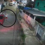 Câmera registra mulher sendo assaltada por criminosos