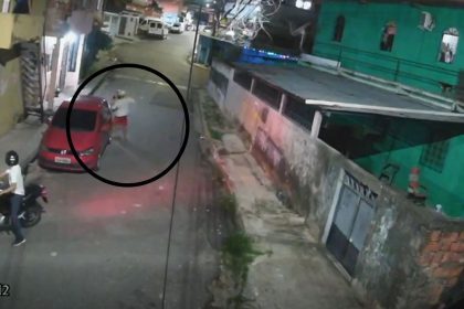 Câmera registra mulher sendo assaltada por criminosos