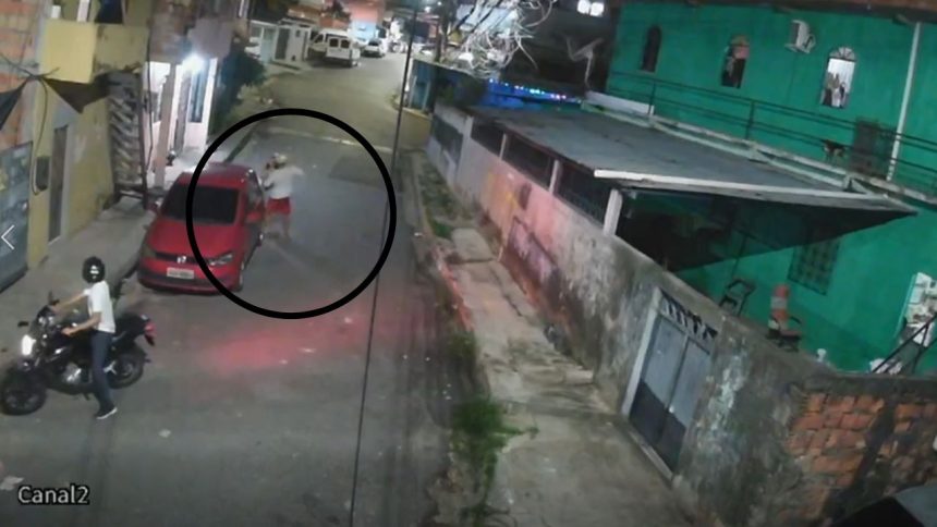 Câmera registra mulher sendo assaltada por criminosos