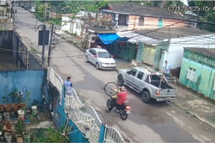 Câmera registra trabalhador sendo roubado por criminoso em Manaus