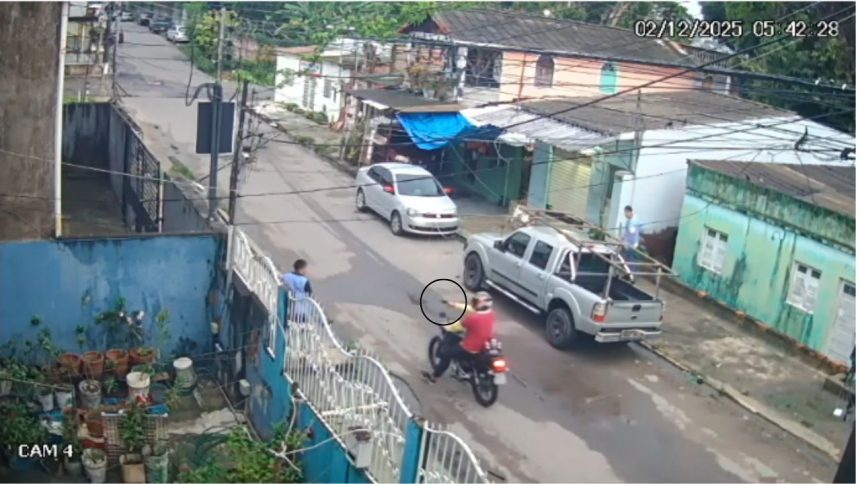 Câmera registra trabalhador sendo roubado por criminoso em Manaus