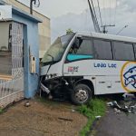 Colisão entre micro-ônibus e carro deixa feridos em avenida de Manaus