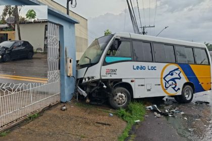 Colisão entre micro-ônibus e carro deixa feridos em avenida de Manaus
