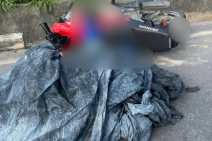Motociclista morre esmagado por carreta e morre em rotatória da zona leste de Manaus