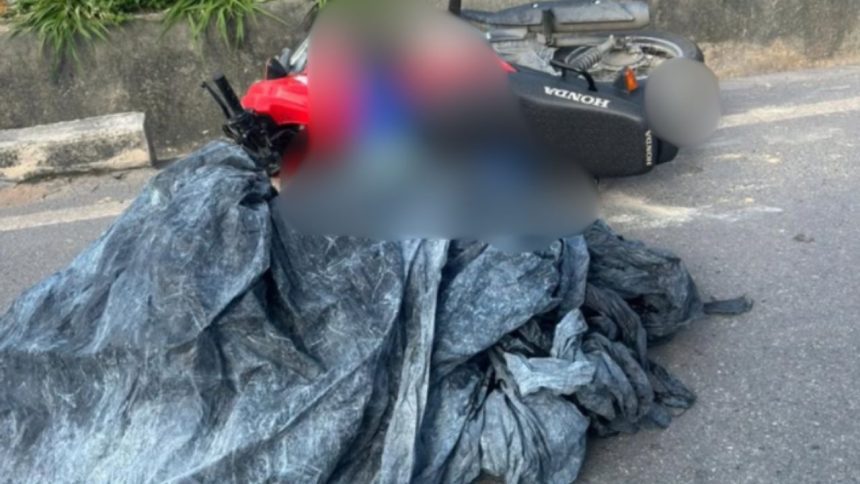 Motociclista morre esmagado por carreta e morre em rotatória da zona leste de Manaus