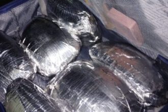 'Mula' é presa em Manaus com cocaína escondida em mala disfarçada com café