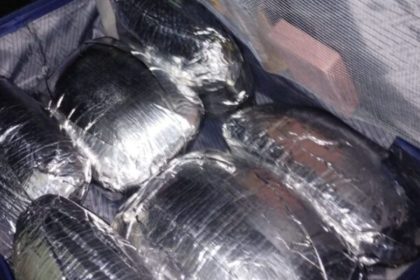 'Mula' é presa em Manaus com cocaína escondida em mala disfarçada com café