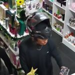 Câmera registra momento em que casal assalta comércio em Manaus