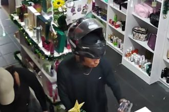 Câmera registra momento em que casal assalta comércio em Manaus