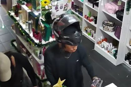 Câmera registra momento em que casal assalta comércio em Manaus