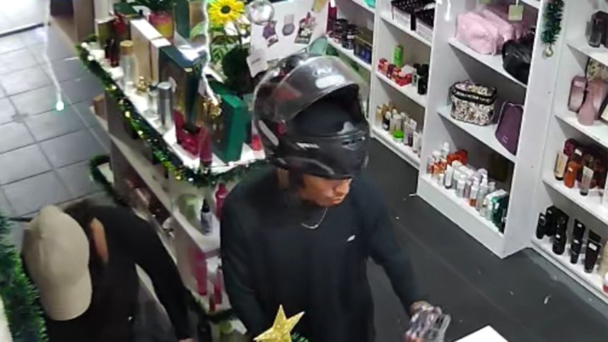 Câmera registra momento em que casal assalta comércio em Manaus