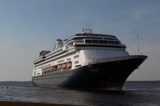 MS Volendam chega a Manaus com mais de 2 mil passageiros durante temporada de cruzeiros