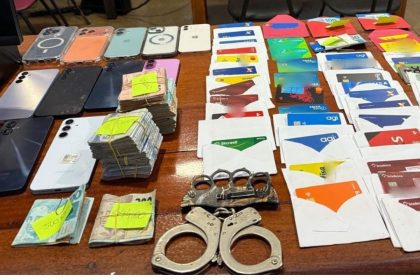 Polícia apreende cartões bancários e R$ 17 mil em espécie em casa de agiota no AM