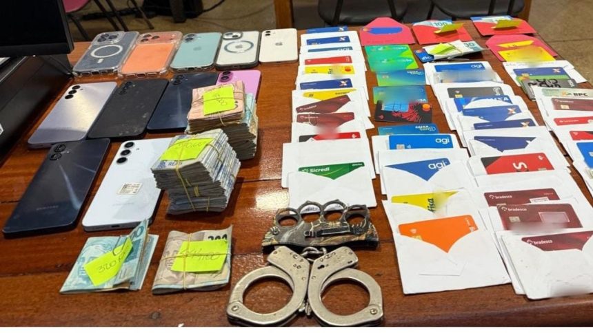 Polícia apreende cartões bancários e R$ 17 mil em espécie em casa de agiota no AM