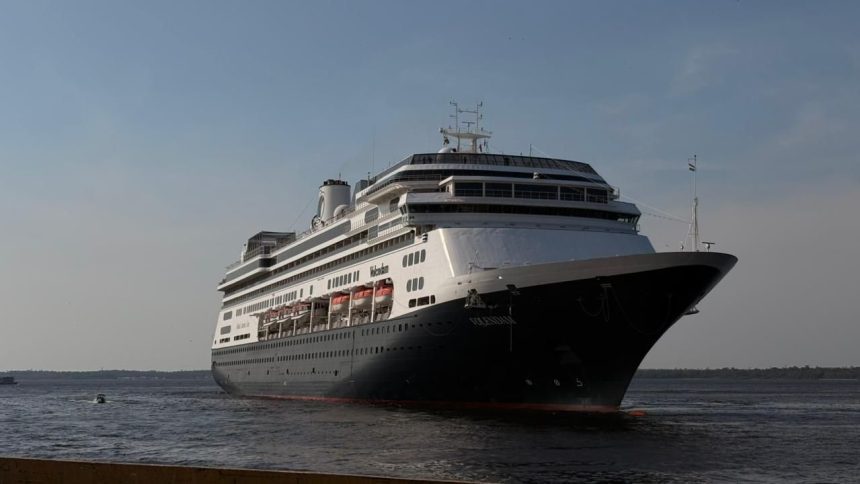 MS Volendam chega a Manaus com mais de 2 mil passageiros durante temporada de cruzeiros
