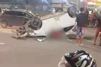 Mulher morre após carro capotar na Avenida Max Teixeira
