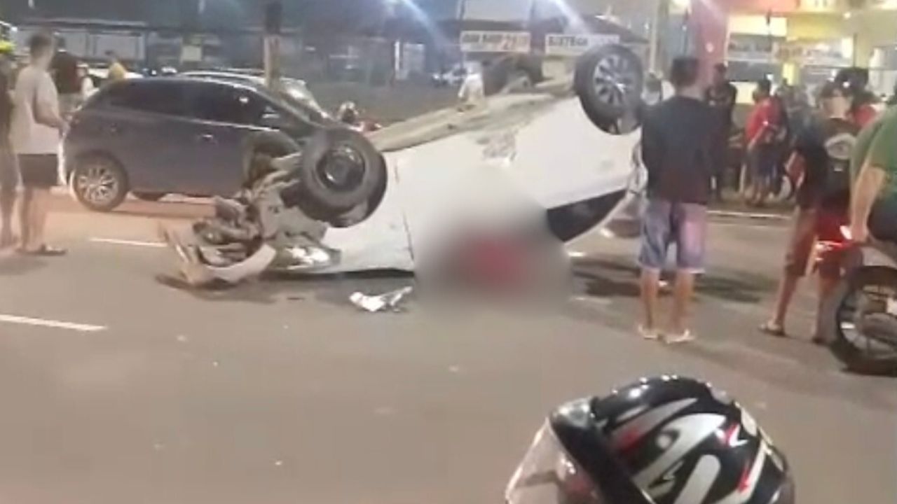 Mulher morre após carro capotar na Avenida Max Teixeira