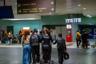 Abandonados por tia em abrigo de Manaus, crianças são devolvidas para a mãe em Santa Catarina