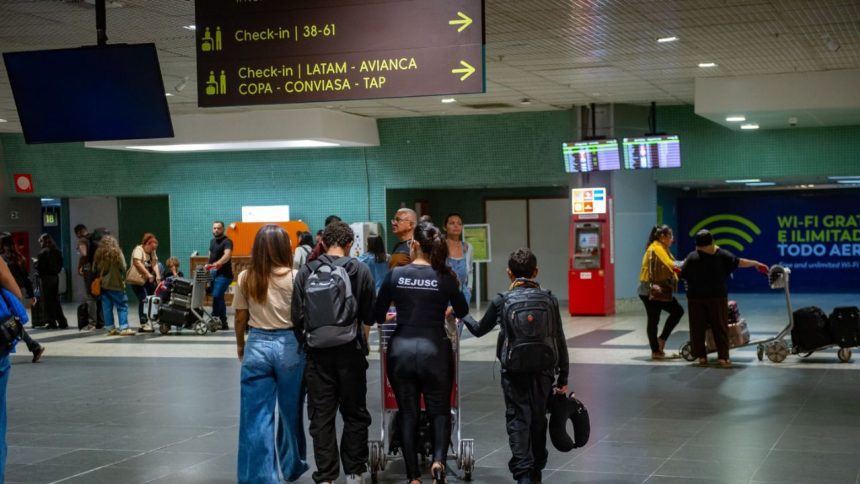 Abandonados por tia em abrigo de Manaus, crianças são devolvidas para a mãe em Santa Catarina