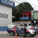 Homem é preso após quebrar vidro de viatura e ameaçar mãe no bairro Cidade de Deus