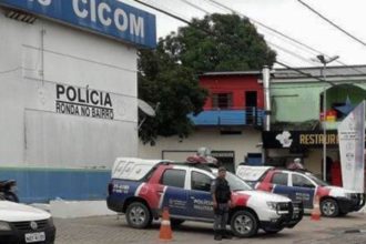 Homem é preso após quebrar vidro de viatura e ameaçar mãe no bairro Cidade de Deus