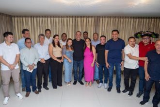 Mais de 30 prefeitos do interior vêm a Manaus e procuram Omar para planejar 2026