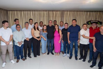 Mais de 30 prefeitos do interior vêm a Manaus e procuram Omar para planejar 2026