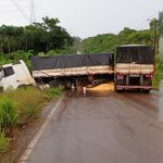 Caminhão carregado de milho bloqueia BR-174 em Presidente Figueiredo