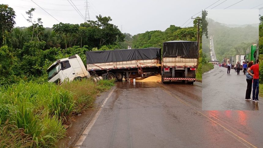 Caminhão carregado de milho bloqueia BR-174 em Presidente Figueiredo