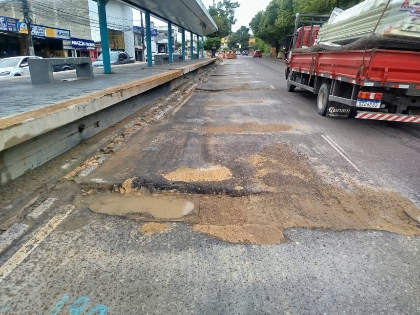Plataforma de ônibus é interditada ao lado mini vila olímpica