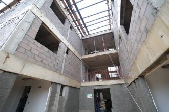 Wilson Lima vistoria obras do Residencial Petrópolis