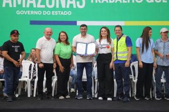 Wilson Lima firma convênio para urbanização em Parintins