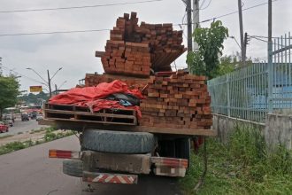 Caminhão com carga deslocada é removido na zona norte