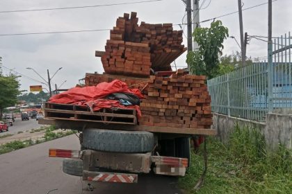 Caminhão com carga deslocada é removido na zona norte