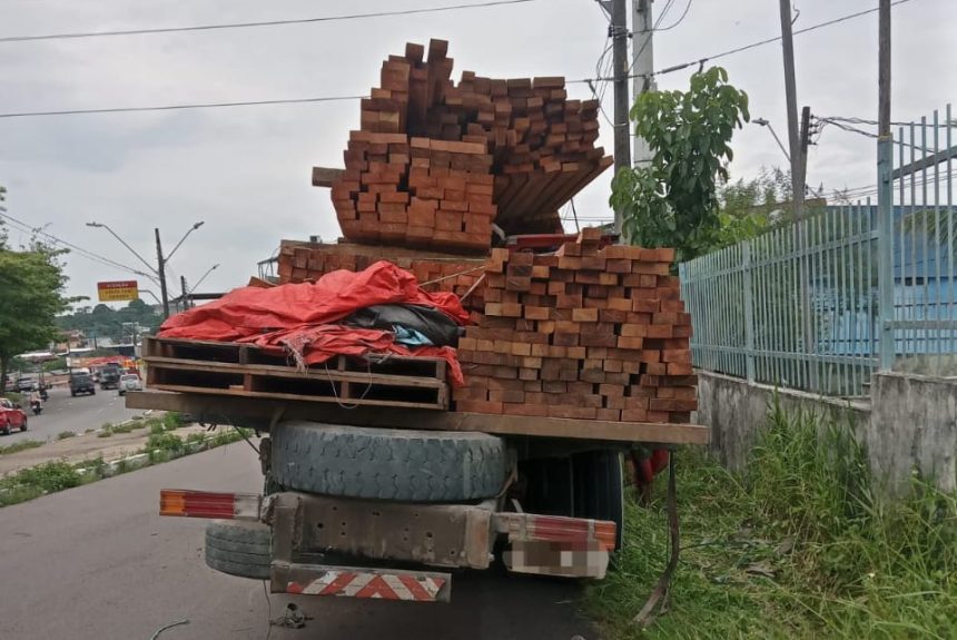 Caminhão com carga deslocada é removido na zona norte