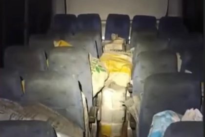 Polícia persegue micro-ônibus e apreende toneladas de drogas